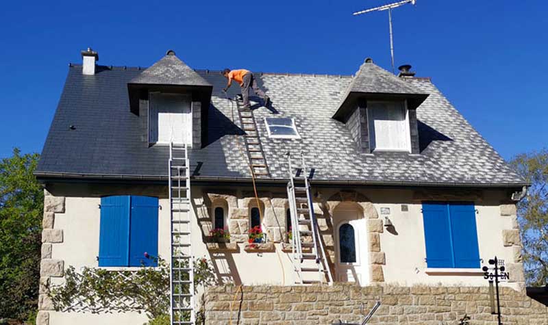 PROTECTTOIT : Couvreur applicateur Morbihan et Ille et Vilaine. Protecttoit : travaux de couverture nettoyage, anti-mousse et résine hydrofuge toiture. Ravalement de façade de votre maison.