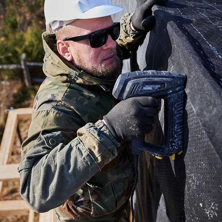 Couvreur Protecttoit travaillant sur une toiture en ardoises à Vannes (Morbihan), installation de matériaux adaptés au climat breton.