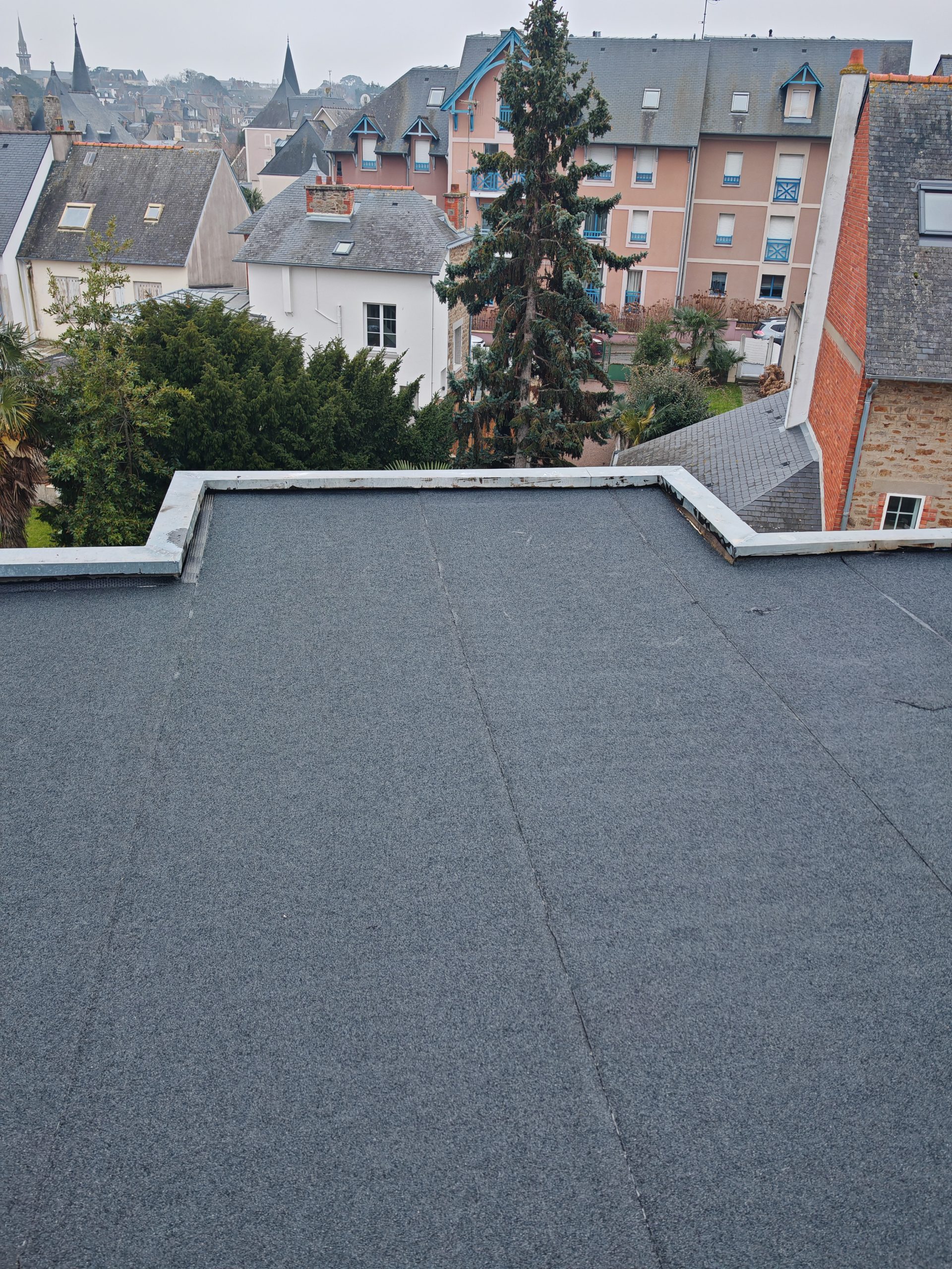 Toit plat recouvert d'une membrane d'étanchéité à Saint-Malo