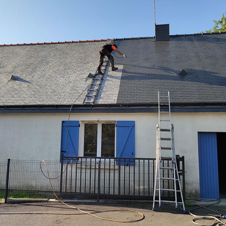 Traitement anti-mousse sur une toiture en tuiles dans un lotissement pavillonnaire. Après nettoyage haute pression, application d’un produit fongicide qui a redonné une seconde vie aux tuiles.