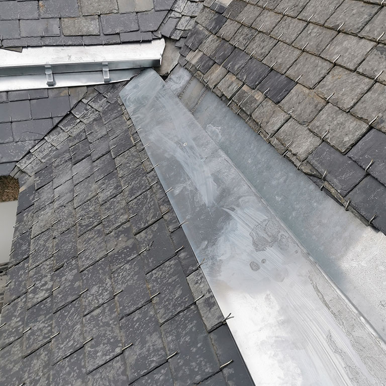 Pose de zinc à Lanester – Remplacement zinc d’origine sur une maison des années 2000 pour étanchéité accrue lors des intempéries photo après chantier