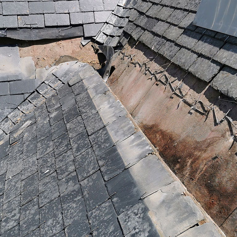 Pose de zinc à Lanester – Remplacement zinc d’origine sur une maison des années 2000 pour étanchéité accrue lors des intempéries